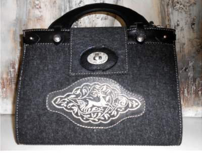 TASCHE MIT STICKEREI